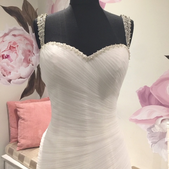 PRONOVIAS WEDDING GOWN! - Picture 5 of 8